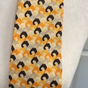 Vintage yellow and black tie with a 60s mod vibe.